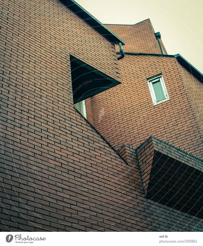 Kanten Häusliches Leben Wohnung Hausbau Architektur Mauer Wand Balkon Fenster Backstein einzigartig Stadt grün orange kalt Saum Backsteinwand ziegelrot Wohnhaus