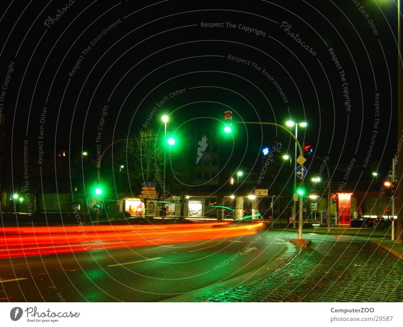 Oldenburg Pferdemarkt Nacht Langzeitbelichtung Ampel Geschwindigkeit Verkehr nasse Straße