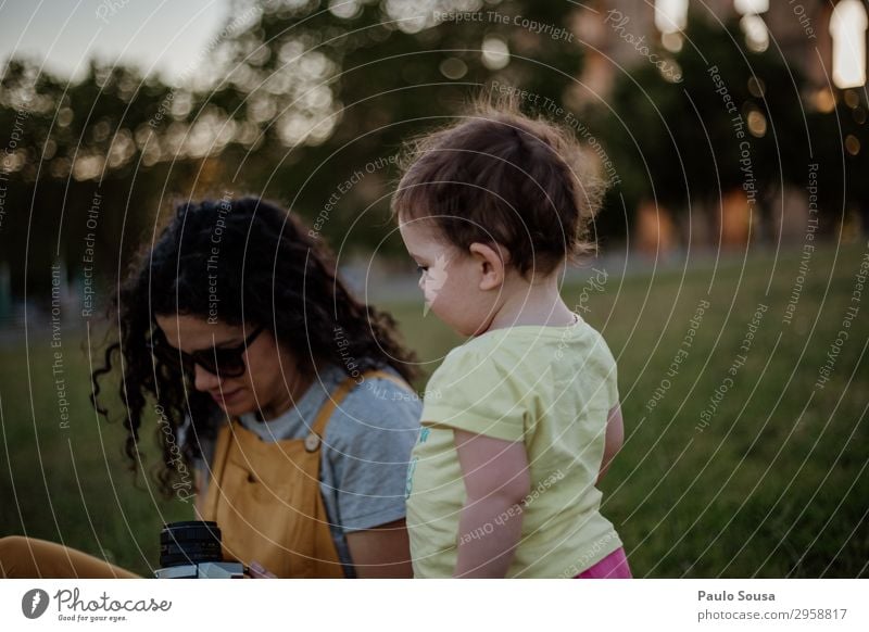 Mutter und Tochter im Park Lifestyle Freizeit & Hobby Ferien & Urlaub & Reisen Tourismus Fotokamera Mensch Kind Baby Kleinkind Mädchen Erwachsene 2 1-3 Jahre