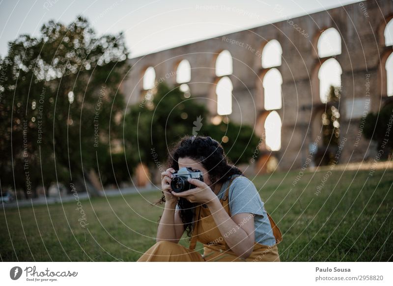 Frau beim Fotografieren mit der Filmkamera Lifestyle Freizeit & Hobby Ferien & Urlaub & Reisen Tourismus Fotokamera Mensch feminin Junge Frau Jugendliche 1