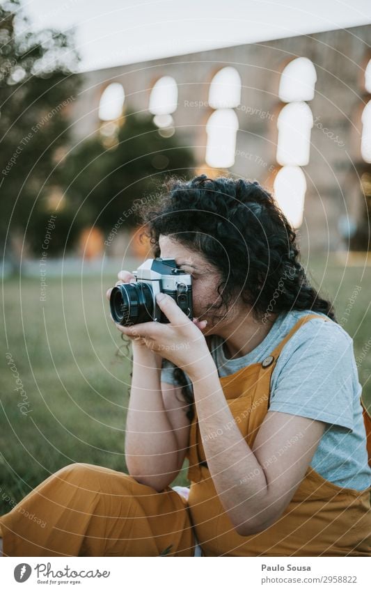 Schwangere Frau beim Fotografieren mit der Filmkamera Lifestyle Ferien & Urlaub & Reisen Tourismus Ausflug Sommer Sommerurlaub Fotokamera Mensch feminin