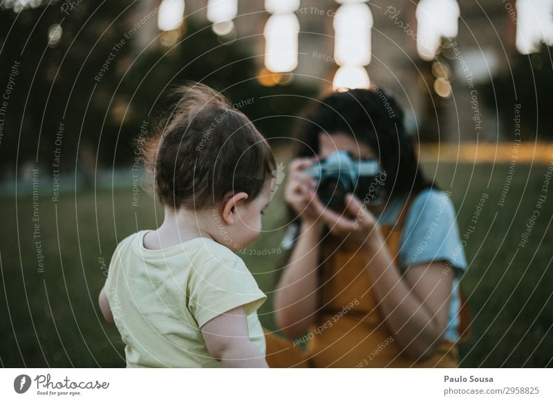 Mutter und Tochter beim Fotografieren mit der Kamera bei Sonnenuntergang Lifestyle Ferien & Urlaub & Reisen Sommer Sommerurlaub Fotokamera Mensch feminin Kind