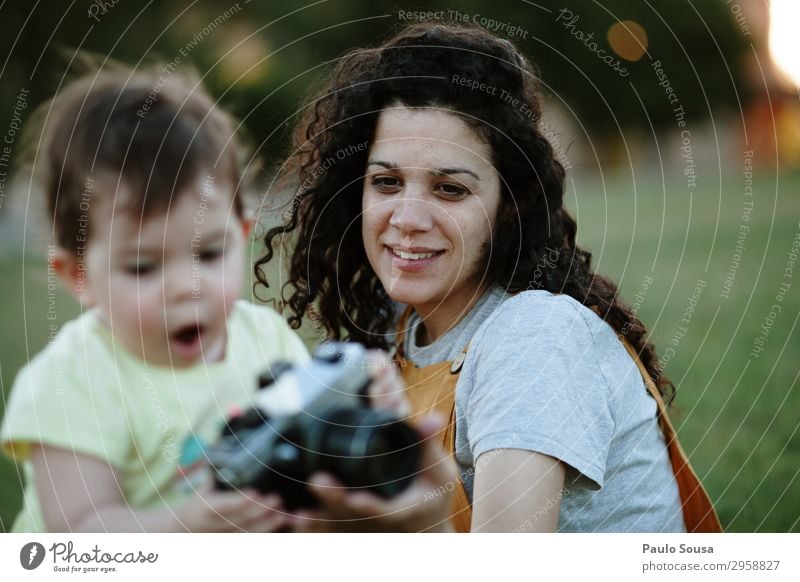 Mutter und Tochter beim Fotografieren mit der Kamera bei Sonnenuntergang Lifestyle Sommer Sommerurlaub Mensch feminin Kind Baby Kleinkind Mädchen Junge Frau