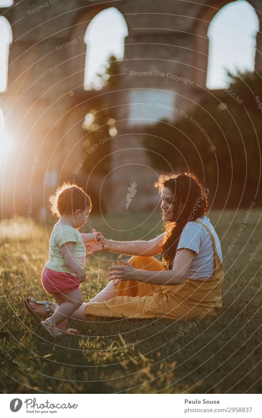 Mutter und Tochter haben Spaß bei Sonnenuntergang Lifestyle Sommer Sommerurlaub Mensch feminin Baby Kleinkind Mädchen Erwachsene 2 1-3 Jahre 18-30 Jahre