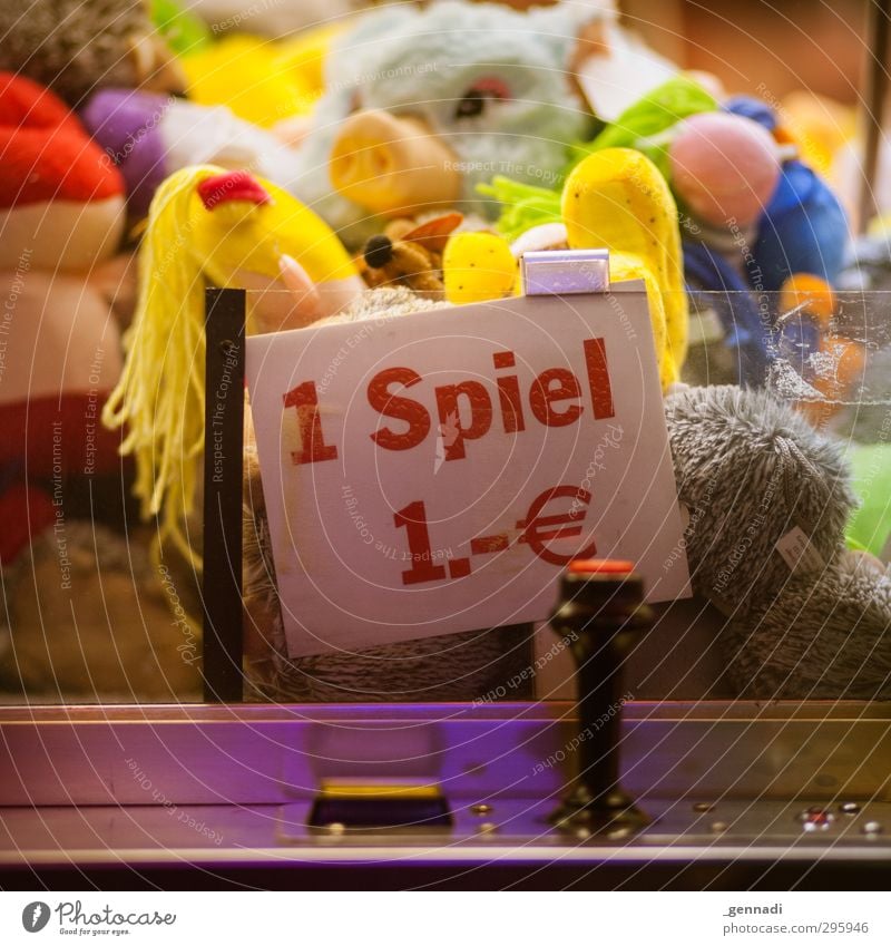 Nur heute Automat Spielen Geld Kosten Spielautomat Euro Spielzeug Glücksspiel Jahrmarkt Farbfoto Detailaufnahme Menschenleer Nacht Kunstlicht