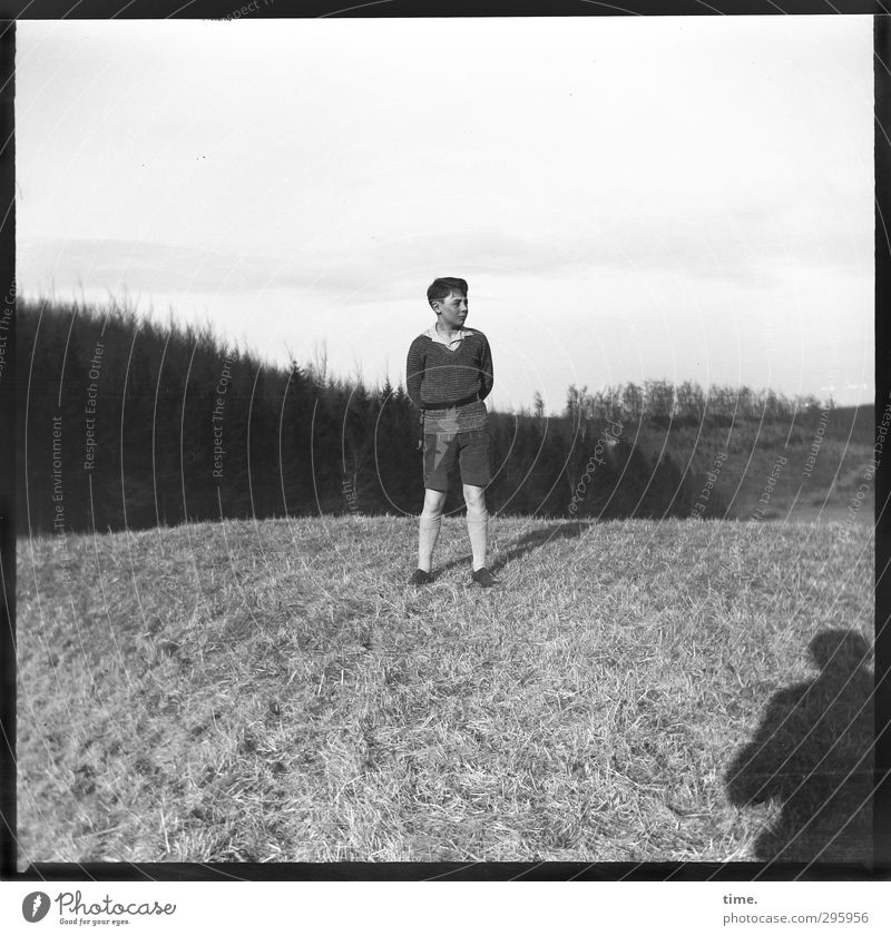 Jugendfoto | Generation Zeltlager maskulin Junger Mann Jugendliche 1 Mensch Horizont Wiese Berge u. Gebirge Gürtel beobachten stehen authentisch historisch