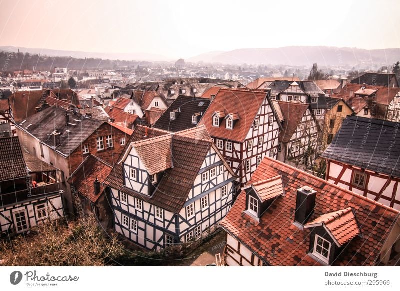 Traumhäuser schlechtes Wetter Berge u. Gebirge Dorf Stadt Altstadt bevölkert Haus Einfamilienhaus Traumhaus Mauer Wand Fenster Tür Dach Dachrinne Schornstein