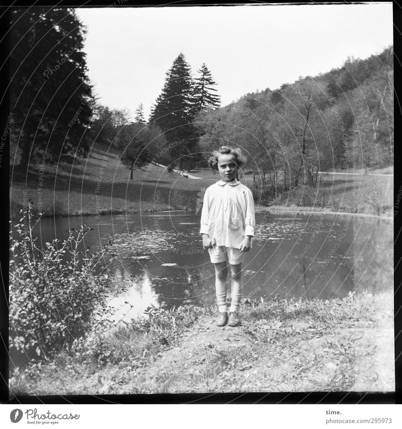 Jugendfoto | Spielunterbrechung 1 Mensch Umwelt Landschaft Sommer Schönes Wetter Baum Park Wiese Teich Haare & Frisuren beobachten Blick stehen historisch klein