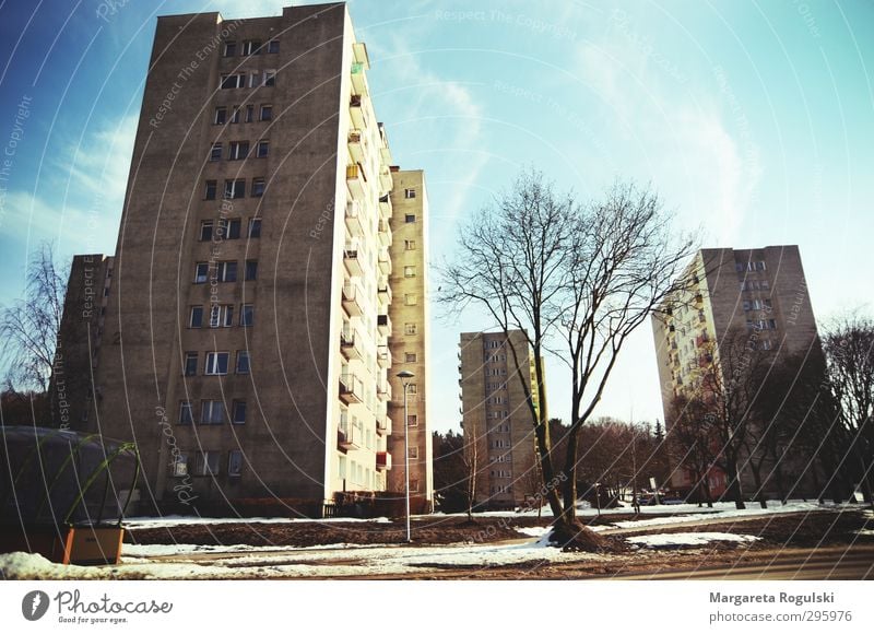 heimat Stadt Stadtrand bevölkert Menschenleer Haus Hochhaus Gebäude Architektur Mauer Wand Fassade Balkon Fenster Tür groß trashig trist mehrfarbig Lomografie