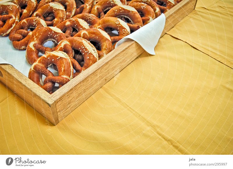 brezen Lebensmittel Teigwaren Backwaren Brezel Ernährung Fröhlichkeit frisch lecker braun gelb Tischwäsche Farbfoto Außenaufnahme Textfreiraum rechts