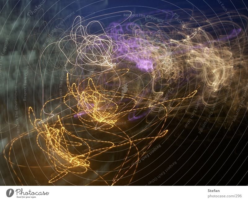 wusel Licht violett hervorrufen Nacht dunkel Linie Langzeitbelichtung Farbe Bewegung Graffiti