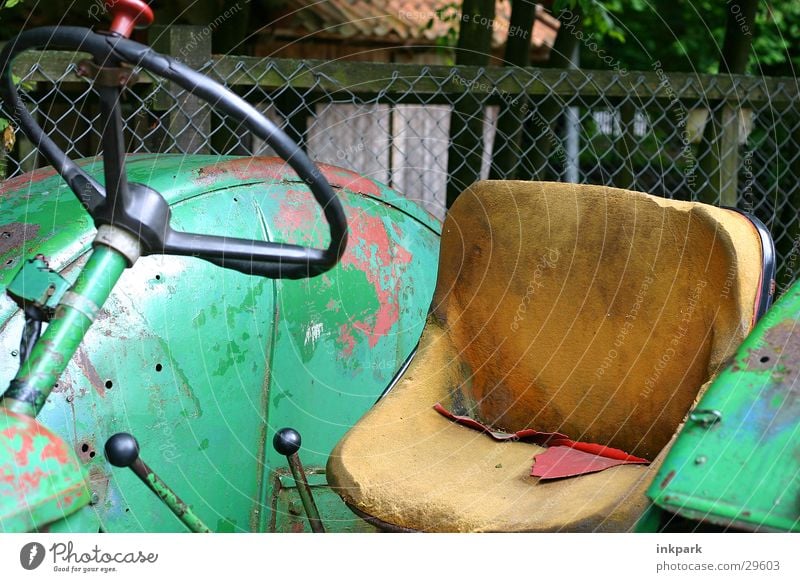 Alter Gaul Traktor Lenkrad Leder Zaun Industrie Träcker alt Sitzgelegenheit Rost