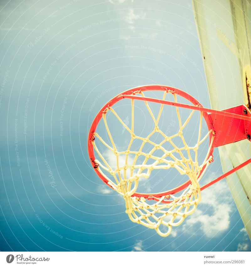 Basketballkorb von unten vor blauem Himmel sportlich Fitness Freizeit & Hobby Spielen Sport Sport-Training Ballsport Basketballplatz Jugendkultur Luft Wolken