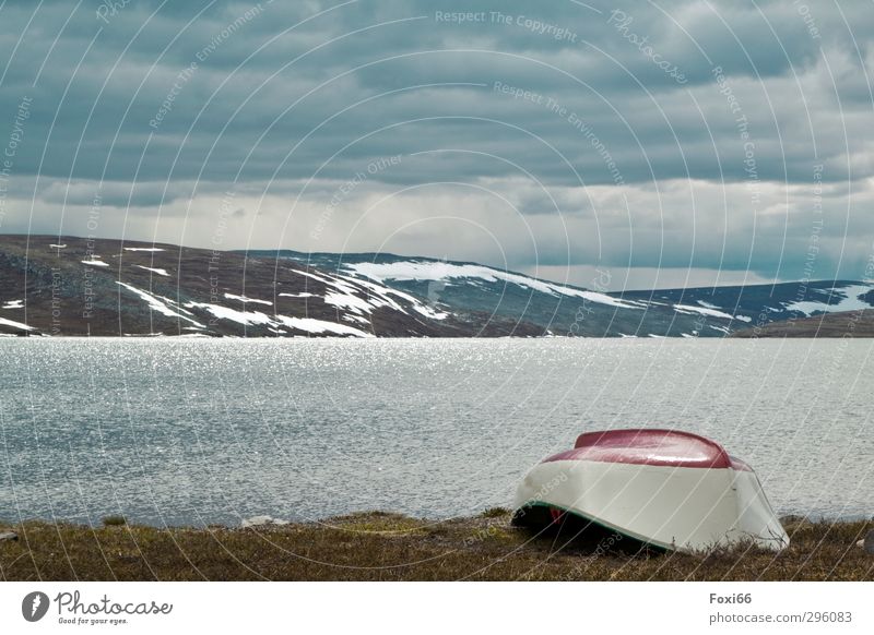 Ruhe Ferien & Urlaub & Reisen Meer Berge u. Gebirge Natur Wasser Himmel Wolken Sommer Gras Schneebedeckte Gipfel Fjord Stein Kunststoff Wasserfahrzeug