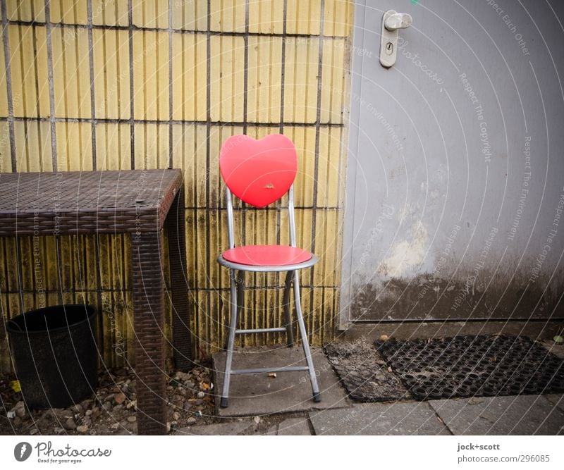 Herzplatz Lifestyle Design Friedrichshain Wand Tür authentisch dreckig schön einzigartig rot Lebensfreude bescheiden Liebe Pause Sitzgelegenheit Stuhllehne