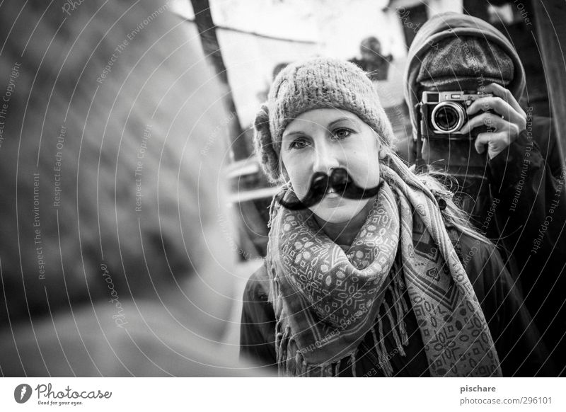 hinter jeder frau mit damenbart steht ein mann mit kamera feminin Junge Frau Jugendliche Bart lustig Freude bizarr einzigartig Fotograf Schwarzweißfoto