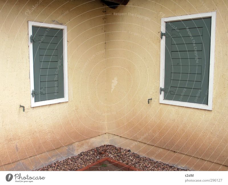 90° Dorf Menschenleer Haus Mauer Wand Fassade Fenster Beton Holz ästhetisch Partnerschaft Entschlossenheit Verfall beige grün stille Ecke Autofenster