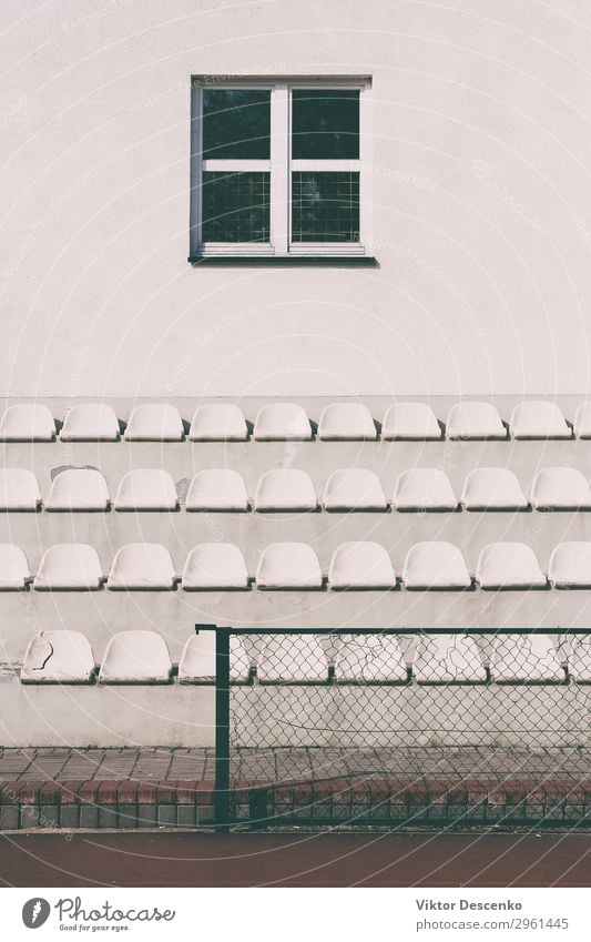 Mehrere Sitzplätze im Schulstadion Design Spielen Sommer Sonne Stuhl Sport Publikum Fußball Stadion Schule Menschengruppe Theater Konzert Buch Kunststoff Linie