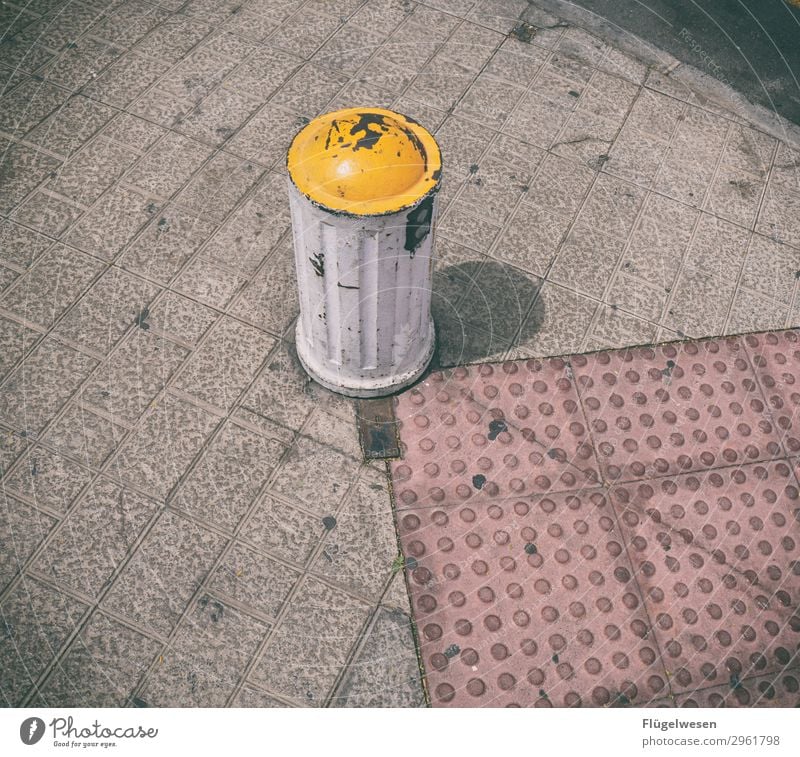 Stoppen kann uns nur ein Begrenzungspfahl Schlagloch Poller Wegweiser Wegekreuz Verkehrszeichen Hydrant Pflastersteine Kopfsteinpflaster Bürgersteig Fußweg