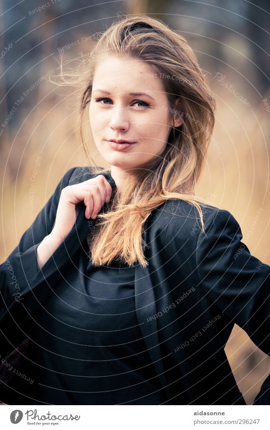 Portrait Mensch feminin Junge Frau Jugendliche 1 Zufriedenheit Coolness Farbfoto Außenaufnahme Tag Schwache Tiefenschärfe Porträt Oberkörper Blick in die Kamera