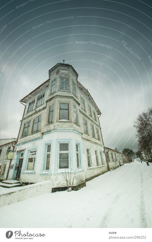 Kein Tag für Eckensteher Winter Schnee Haus Umwelt Himmel Wolkenloser Himmel Dorf Fischerdorf Gebäude Fassade Fenster Straße Wege & Pfade alt außergewöhnlich