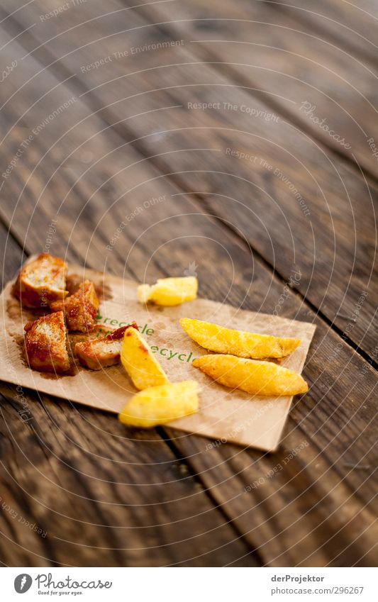 Geschmeckt hat es trotzdem Lebensmittel Wurstwaren Ernährung Mittagessen Geschäftsessen Bioprodukte Fastfood Fingerfood Currywurst Pommes frites Laster Freude