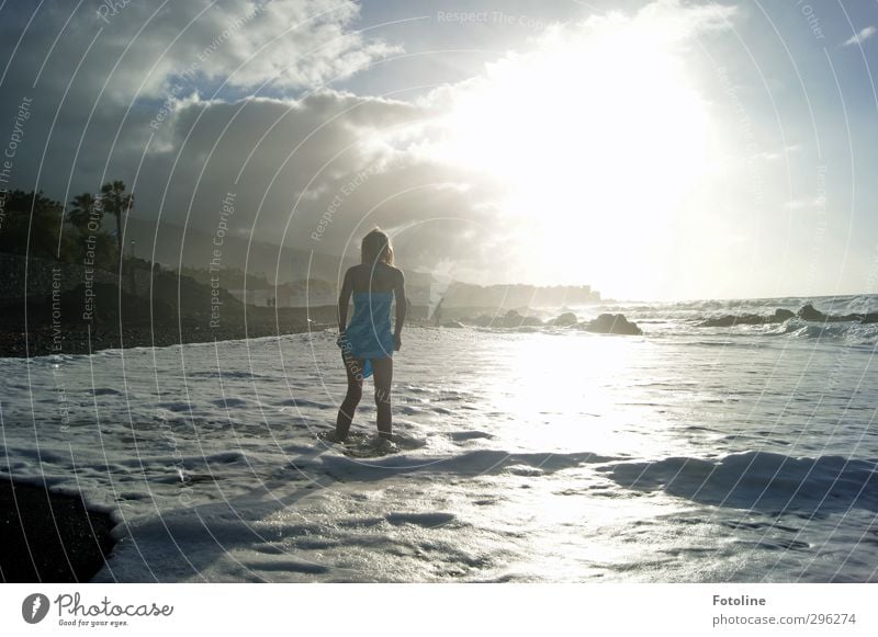 Erwischt Mensch feminin Kind Mädchen Kindheit Umwelt Natur Landschaft Urelemente Wasser Himmel Wolken Sonne Sonnenlicht Sommer Schönes Wetter Wärme Wellen Küste