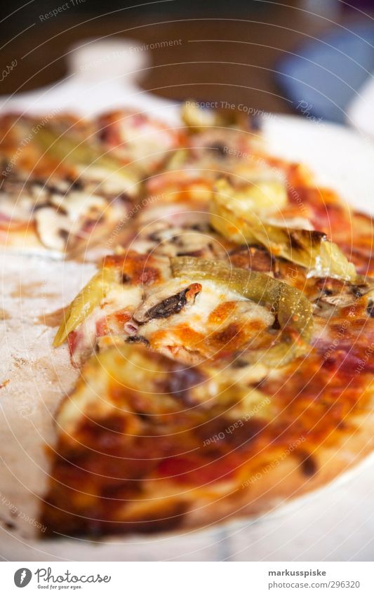 holzofenpizza Lebensmittel Fleisch Wurstwaren Käse Gemüse Teigwaren Backwaren Salami Tomate Peperoni überbacken Champignons Pizza Ernährung Mittagessen