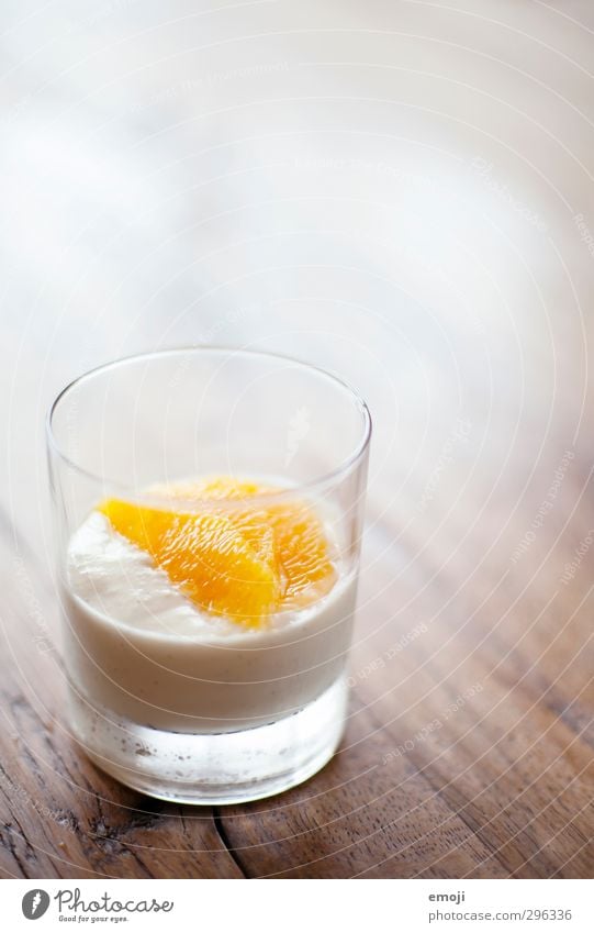 Nachtisch Dessert Süßwaren Sahne Mousse Ernährung Glas lecker süß Orange Farbfoto Innenaufnahme Menschenleer Textfreiraum oben Hintergrund neutral Tag