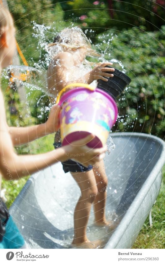 Splash! Freude Spielen Kinderspiel Planschen Sommer Garten Mensch maskulin feminin Mädchen Junge Geschwister Kindheit 2 3-8 Jahre Wasser toben Fröhlichkeit