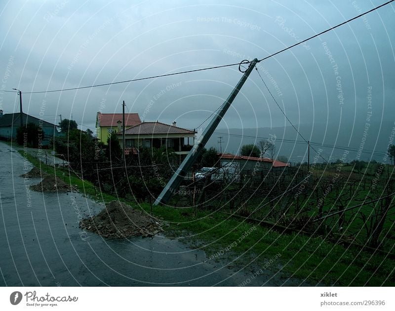 fallend Gewitterwolken Winter Regen Feld Dorf alt Stadt Macht Tatkraft Ausdauer gefährlich Aggression chaotisch Desaster Kraft skurril Umwelt