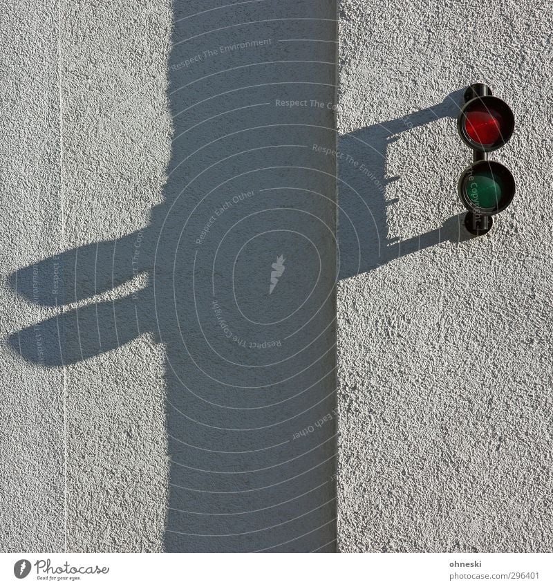 Fernglas Bauwerk Gebäude Mauer Wand Fassade Ampel Zeichen grün rot Farbfoto Außenaufnahme abstrakt Muster Strukturen & Formen Textfreiraum rechts