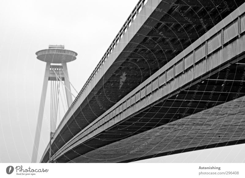 UFO Wolken Wetter schlechtes Wetter Wind Nebel Regen Schnee Schneefall Bratislava Slowakische Republik Stadt Verkehr Verkehrswege Straße Brücke hoch grau