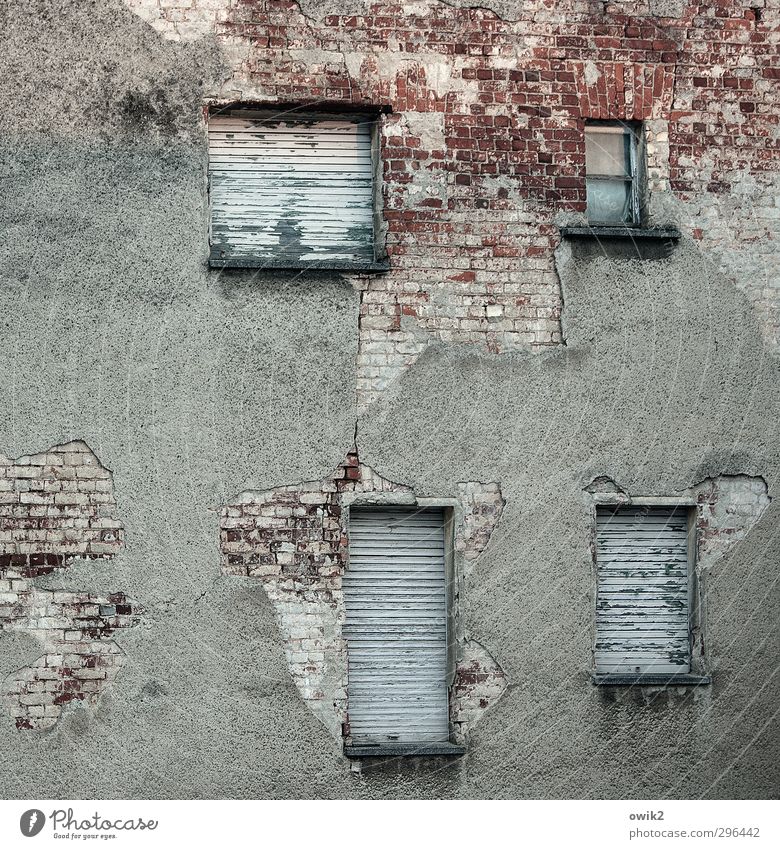 Drei schlafen noch Häusliches Leben Haus Mauer Wand Fassade Fenster Jalousie alt dreckig historisch kaputt trashig Zahn der Zeit verfallen morbid Putzfassade