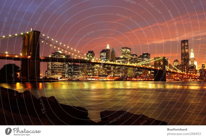 New York Brooklyn Bridge am Abend Stadt Stadtzentrum Skyline Haus Hochhaus Brücke Bauwerk Gebäude Architektur Sehenswürdigkeit Wahrzeichen Verkehrswege