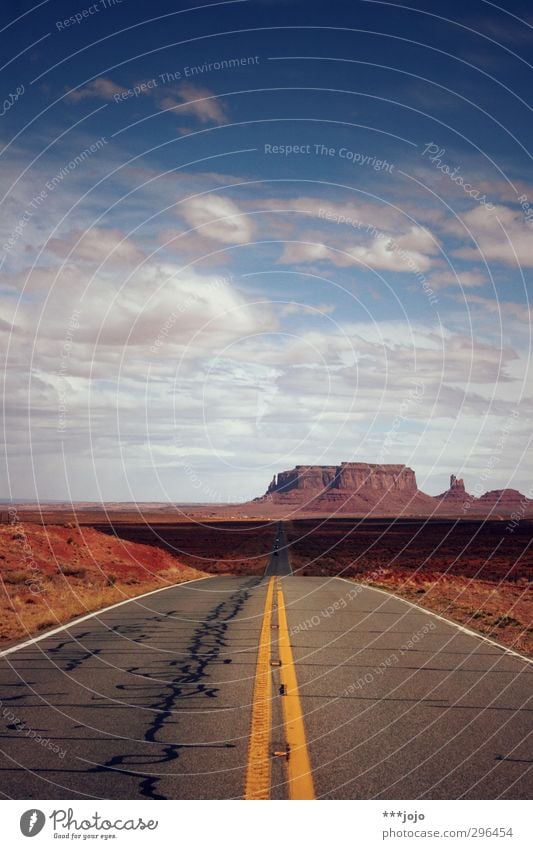 monumen-tal. Landschaft Freiheit Amerika USA Wilder Westen Straße geradeaus Monument Valley Felsen Felsplateau monumental Tafelberg Steppe Savanne Western