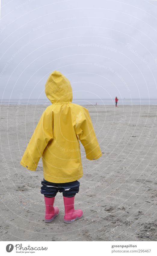 Schietwetter - Mädchen im Friesennerz hat Fernweh feminin Kind Kleinkind 1 Mensch 2 Erholung erleben Gesundheit Kindheit Tourismus träumen Umwelt