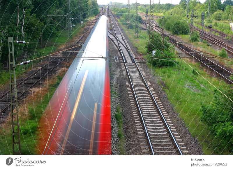 Zug-Spitze Eisenbahn Gleise Schnellzug Bewegungsunschärfe Geschwindigkeit Verkehr Brücke Bahnhof