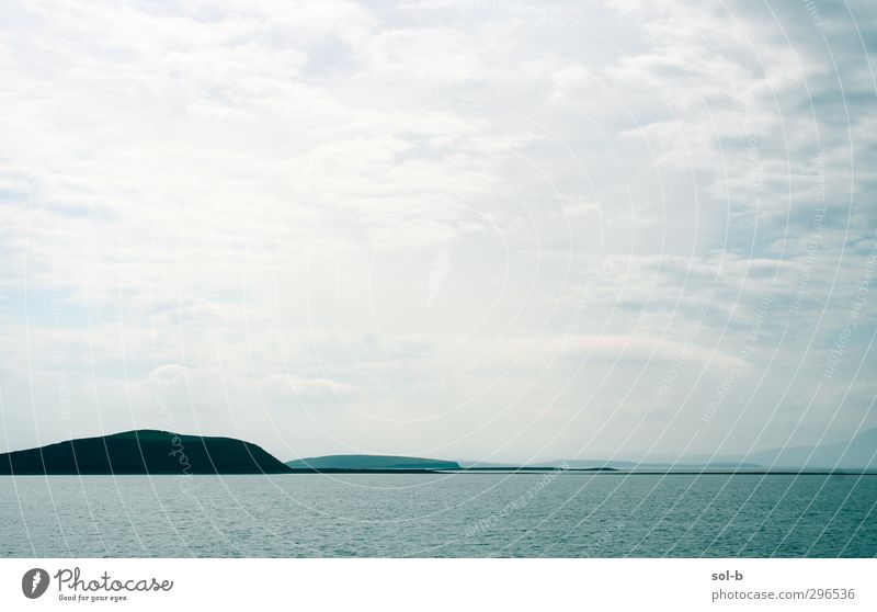 Mayo Ferien & Urlaub & Reisen Tourismus Ferne Meer Insel Umwelt Natur Landschaft Luft Wasser Wolken Horizont Hügel Küste Bucht Menschenleer Traurigkeit einfach