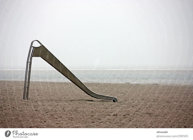 Sandrutsche Spielen Strand Meer Küste Nordsee Langeoog Rutsche Unlust Einsamkeit stagnierend Ferne Farbfoto Gedeckte Farben Außenaufnahme Menschenleer