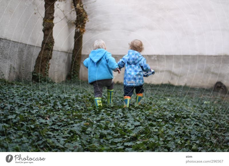 freunde Freizeit & Hobby Spielen Garten Mensch Kind Kleinkind Junge Freundschaft Kindheit Leben 2 1-3 Jahre Efeu Hof Hinterhof Stadt Mauer Wand Gummistiefel