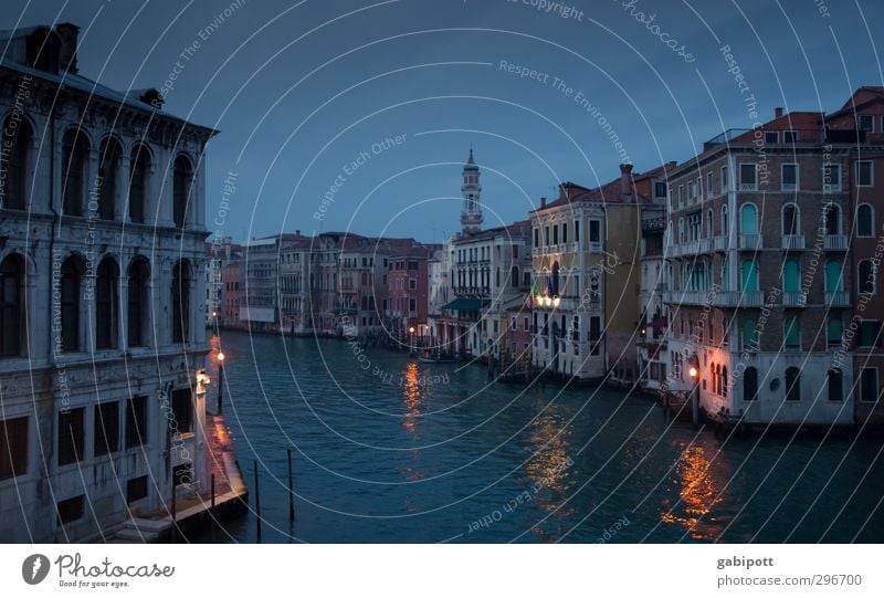 nachts sind alle gondeln grau Venedig Hafenstadt Altstadt Haus Turm Kanal Canal Grande Sehenswürdigkeit dunkel historisch mehrfarbig Leben Nostalgie Tourismus