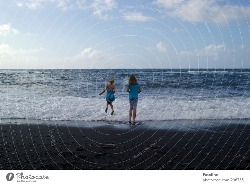 Strandvergnügen Mensch feminin Kind Mädchen Schwester Kindheit Umwelt Natur Urelemente Wasser Sommer Schönes Wetter Wellen Küste Meer hell sportlich Wärme blau