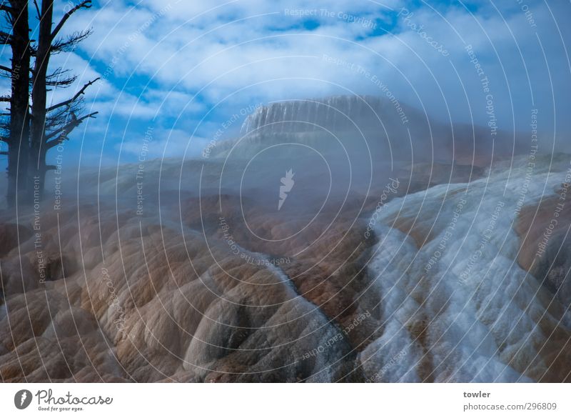 Hot Spring Natur Erde Wasser Himmel Wolken Nebel Felsen groß blau braun gelb weiß Stimmung Fernweh Mammoth USA Wyoming Yellowstone National Park Wasserdampf