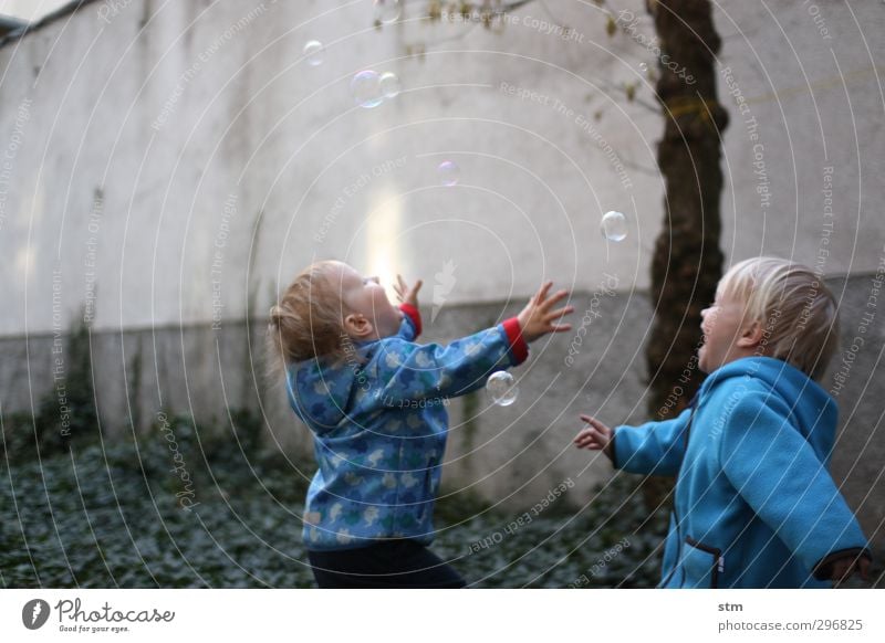 euphorie Gesundheit Mensch maskulin Kind Kleinkind Junge Freundschaft Kindheit 2 1-3 Jahre Garten Jacke Seifenblase Spielen sportlich blau Gefühle Freude Glück