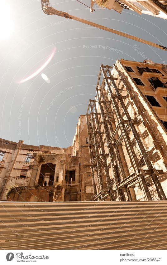 sicher ist sicher Wolkenloser Himmel Sommer Schönes Wetter Wärme Hauptstadt Stadtzentrum Gebäude Mauer Wand Fassade alt Baustelle Barriere Wellblech Baugerüst