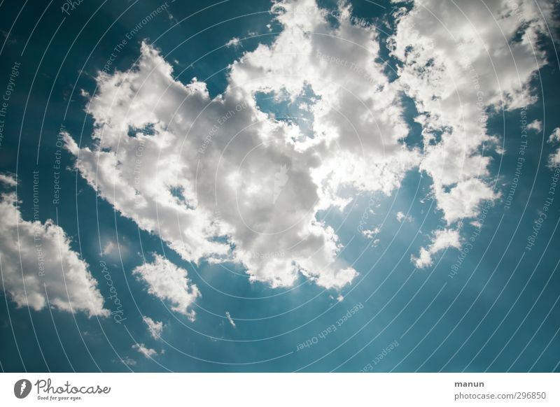 Hitzehimmel Natur Urelemente Luft Himmel nur Himmel Wolken Sonne Frühling Sommer Klima Wetter Schönes Wetter Wärme leuchten blau weiß Ferne Farbfoto