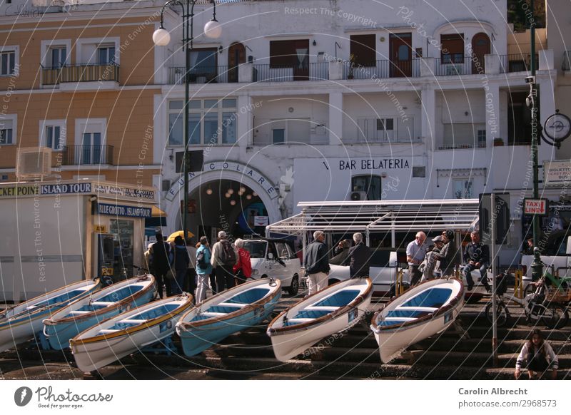 Capri-Inseln Ferien & Urlaub & Reisen Ausflug Städtereise Sommer Wasser Frühling Schönes Wetter Bootsfahrt Fischerboot Ruderboot Hafen Tourismus Farbfoto