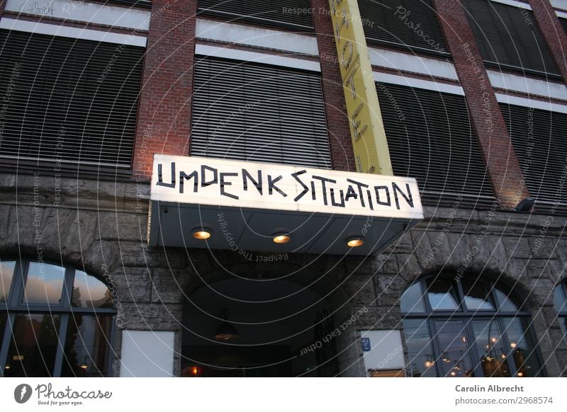 Umdenksituation Berlin Deutschland Europa Hauptstadt Stadtzentrum Haus Gebäude Mauer Wand Fassade Tür Gefühle Stimmung Vorfreude Mut Wachsamkeit beweglich klug