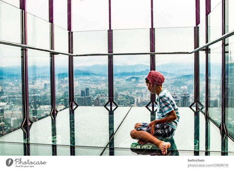 manchmal bleibt nur das staunen Sohn Porträt Sonnenlicht Kontrast Licht Tag Außenaufnahme Farbfoto Fernweh Petronas Twin Towers außergewöhnlich Wahrzeichen